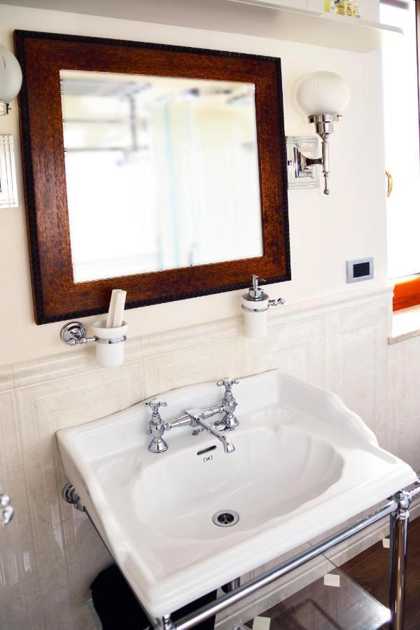 Отель Regal House Roma Navigatori 23 Экстерьер фото